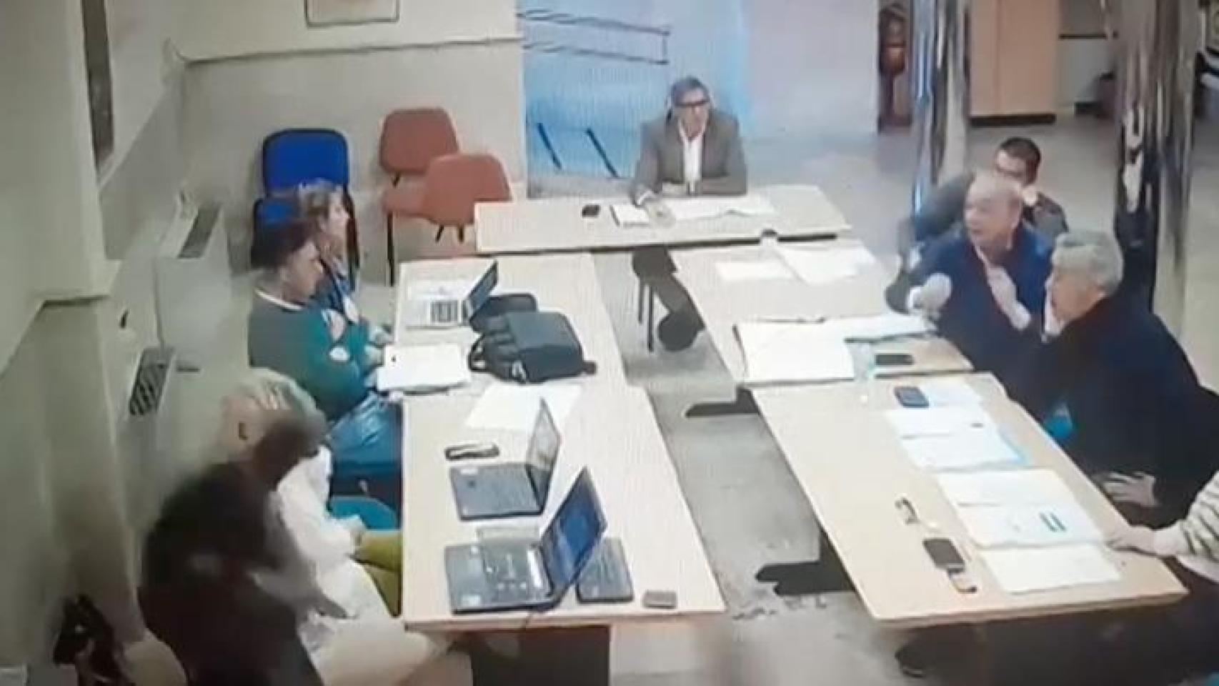 Momento de la agresión en la que el concejal del PSOE le tira un café al de Vox.