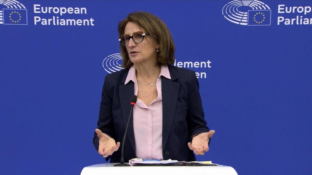 La vicepresidenta primera de la Comisión, Teresa Ribera, durante su rueda de prensa de este martes en Estrasburgo.