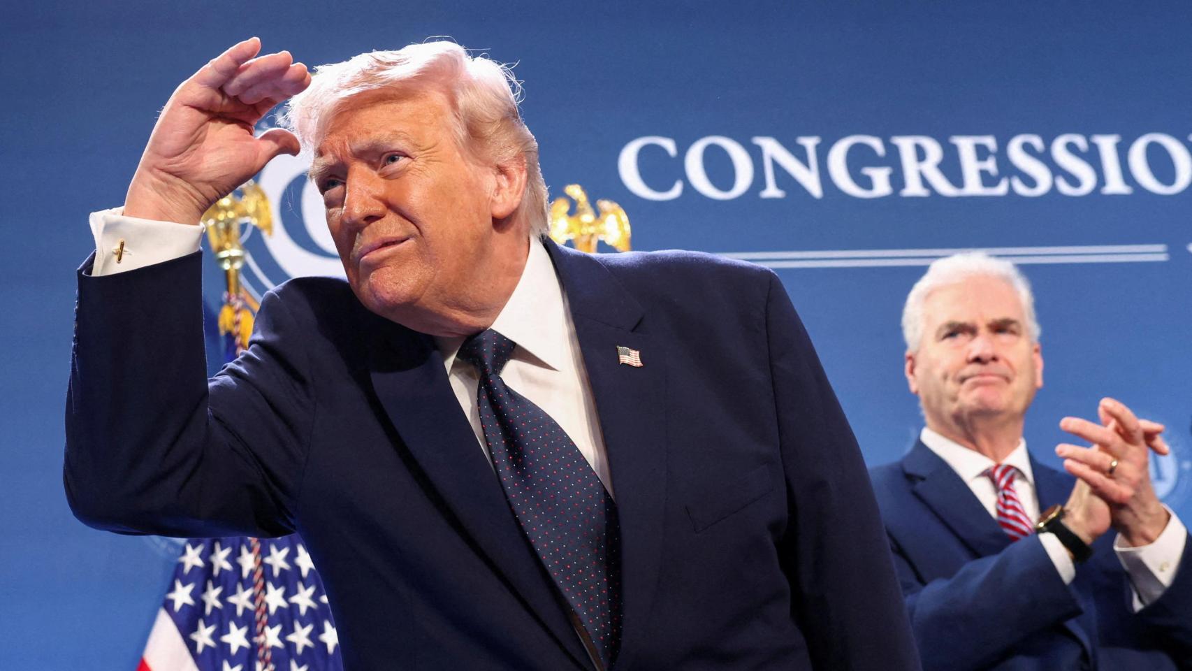 El presidente de Estados Unidos, Donald Trump, mira desde el escenario después de pronunciar un discurso ante miembros del Partido Republicano en el Trump National Doral Miami.