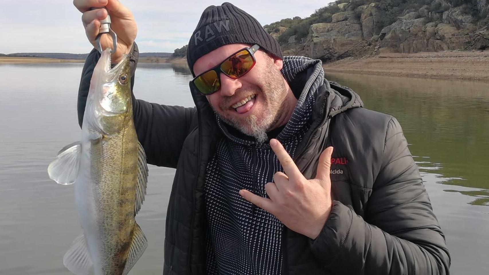 Una imagen del concejal de Carrión de los Condes pescando.