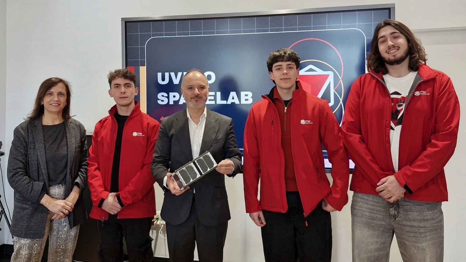 David Regades con miembros del equipo UVigo SpaceLab.