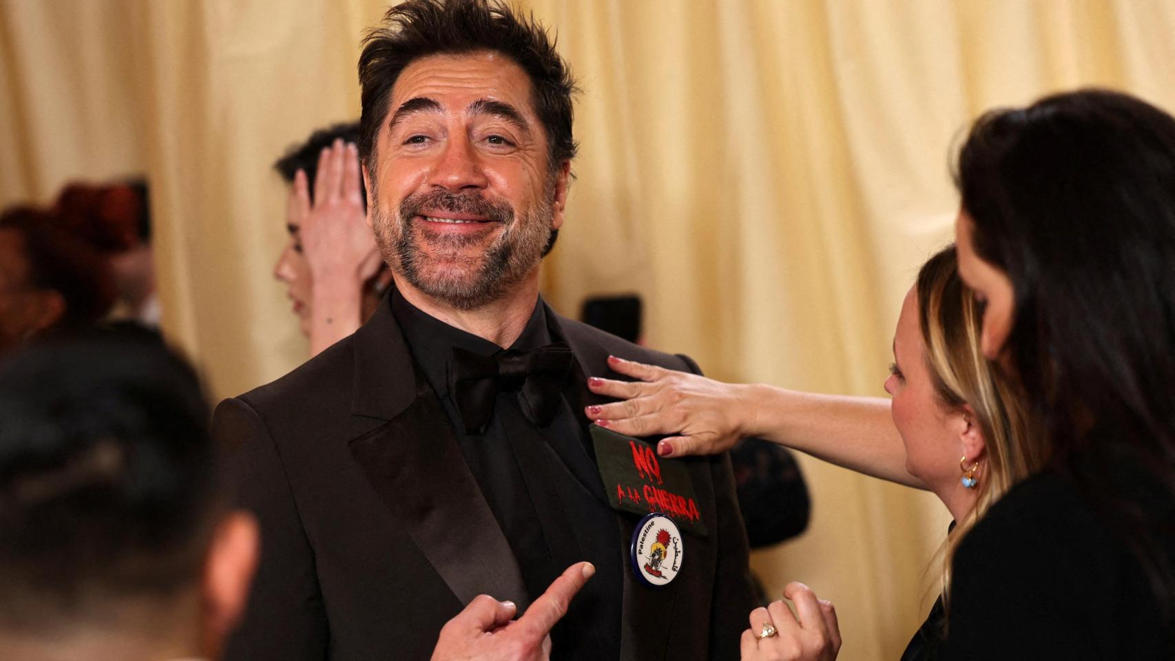 Javier Bardem señala el No a la guerra y la chapa a favor de Palestina que ha lucido en la solapa durante los Premios Oscar. Foto: Reuters, la excepción en una gala de los Oscar apolítica