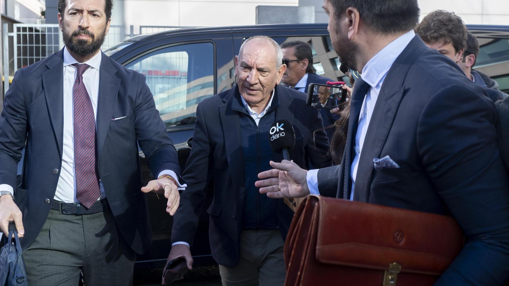 El ex DAO de la Policía Nacional, José Ángel González,  a su llegada al Juzgado de Violencia sobre la Mujer Número 8. Junto a él, sus abogados José Carlos Velasco e Ignacio Fuster-Fabra.