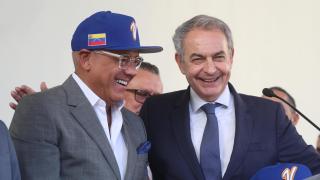 El expresidente del Gobierno José Luis Rodríguez Zapatero habla junto al presidente de la Asamblea Nacional de Venezuela, Jorge Rodríguez, este martes en Caracas (Venezuela).