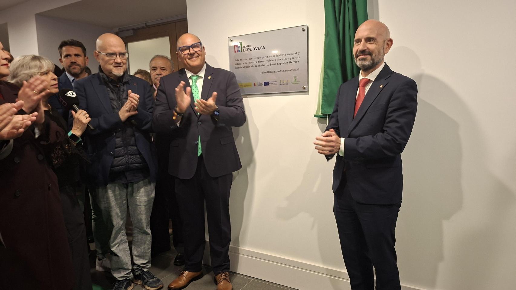 Un momento de la inauguración del teatro Lope de Vega de Vélez-Málaga tras su rehabilitación.