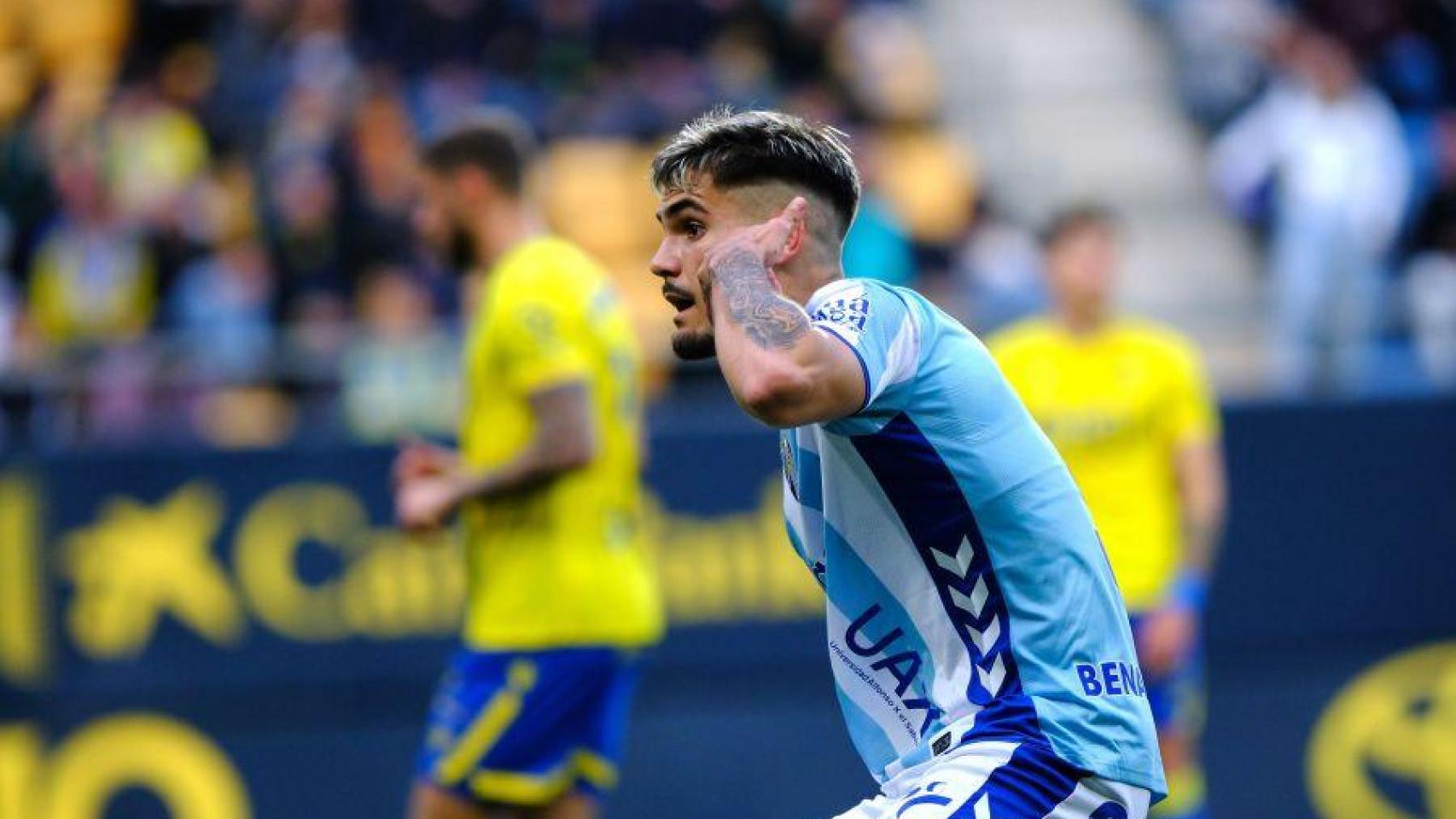 Chupete celebra un gol en el Cádiz 0-3 Málaga CF de Segunda División.