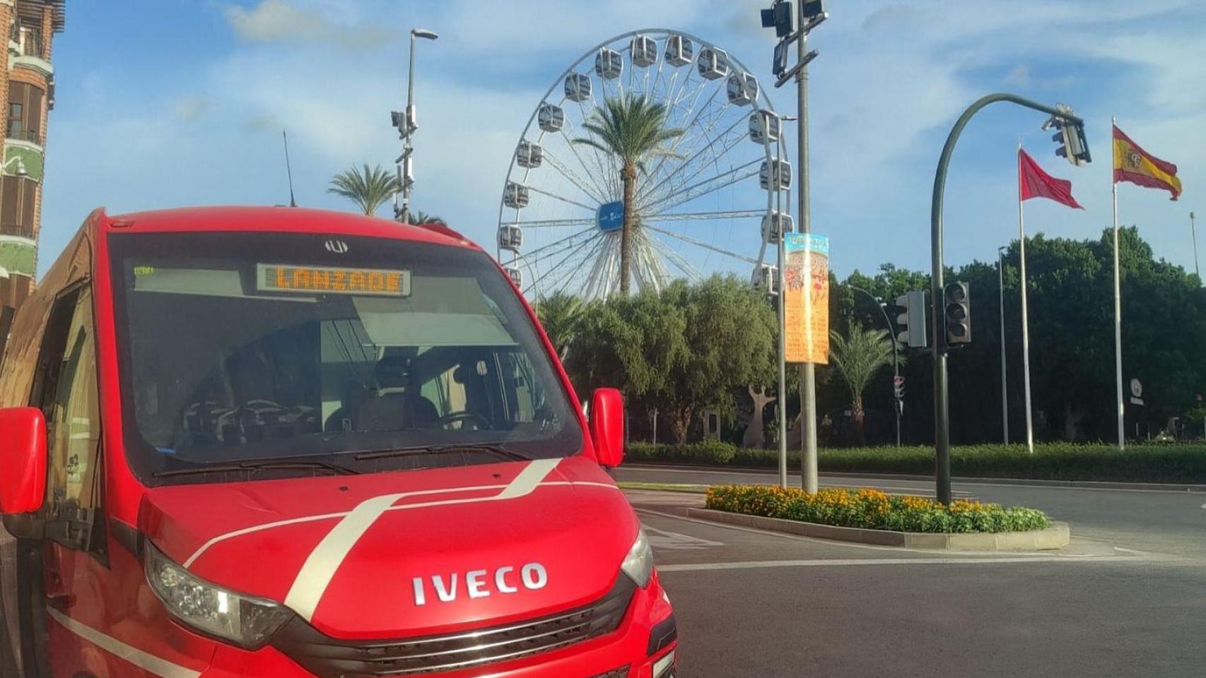 Transporte público circulando por el centro de la ciudad