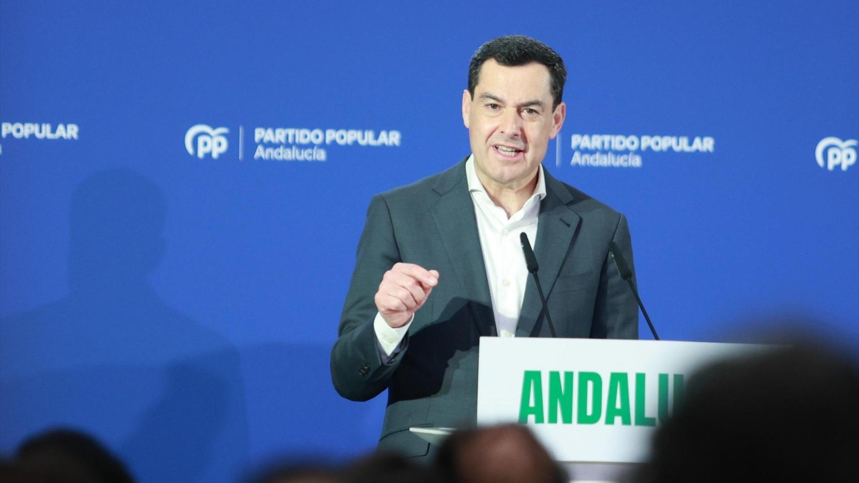 Juanma Moreno, durante la reunión con el PP andaluz.