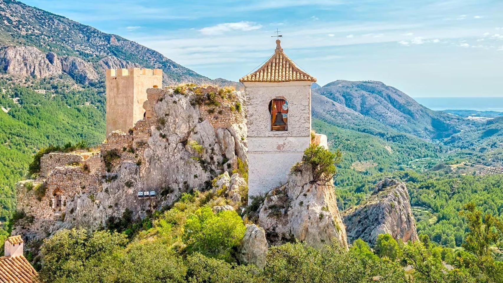 Guadalest y su torre, uno de los rincones más bonitos de la provincia de Alicante.