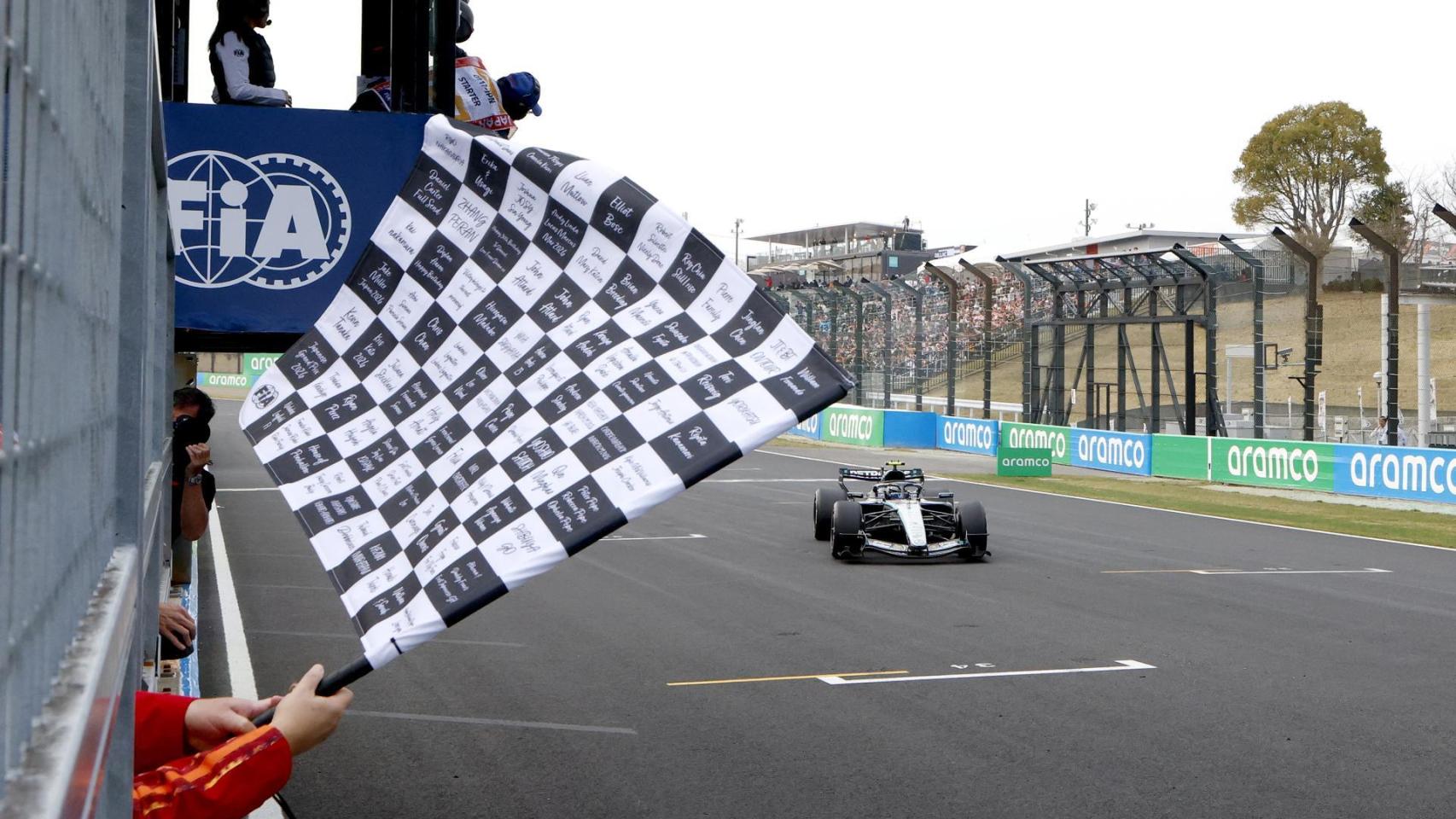 Andrea Kimi Antonelli cruza la bandera de cuadros en el GP de Japón 2026