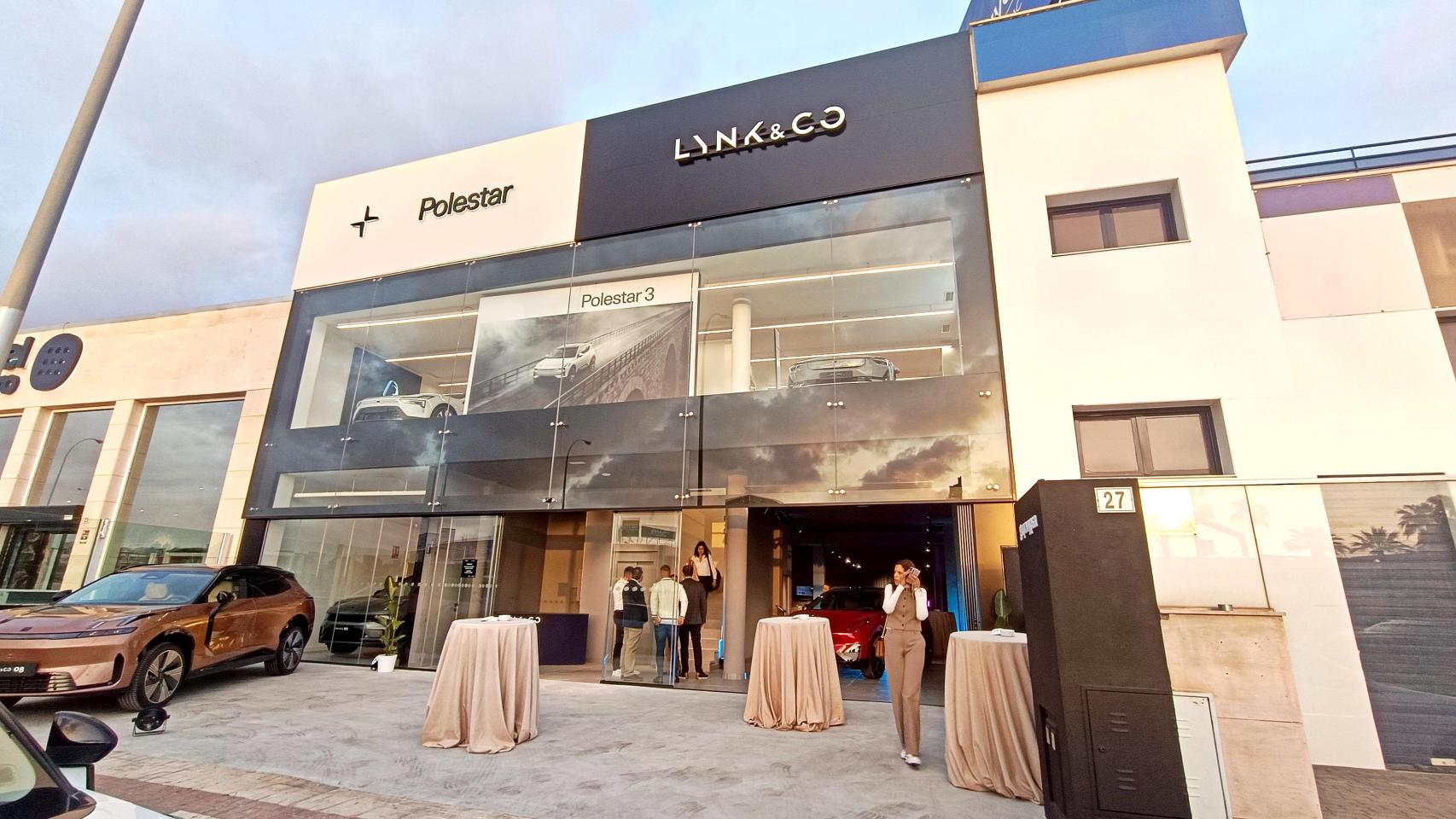 Exterior del nuevo concesionario de Grupo Vypsa en Málaga.