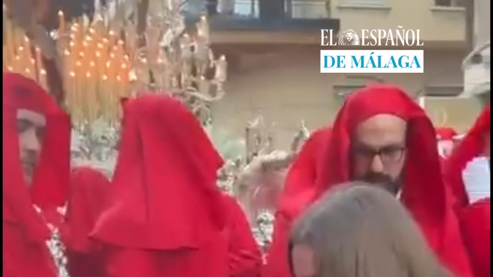 Pedida de matrimonio a pie de trono.