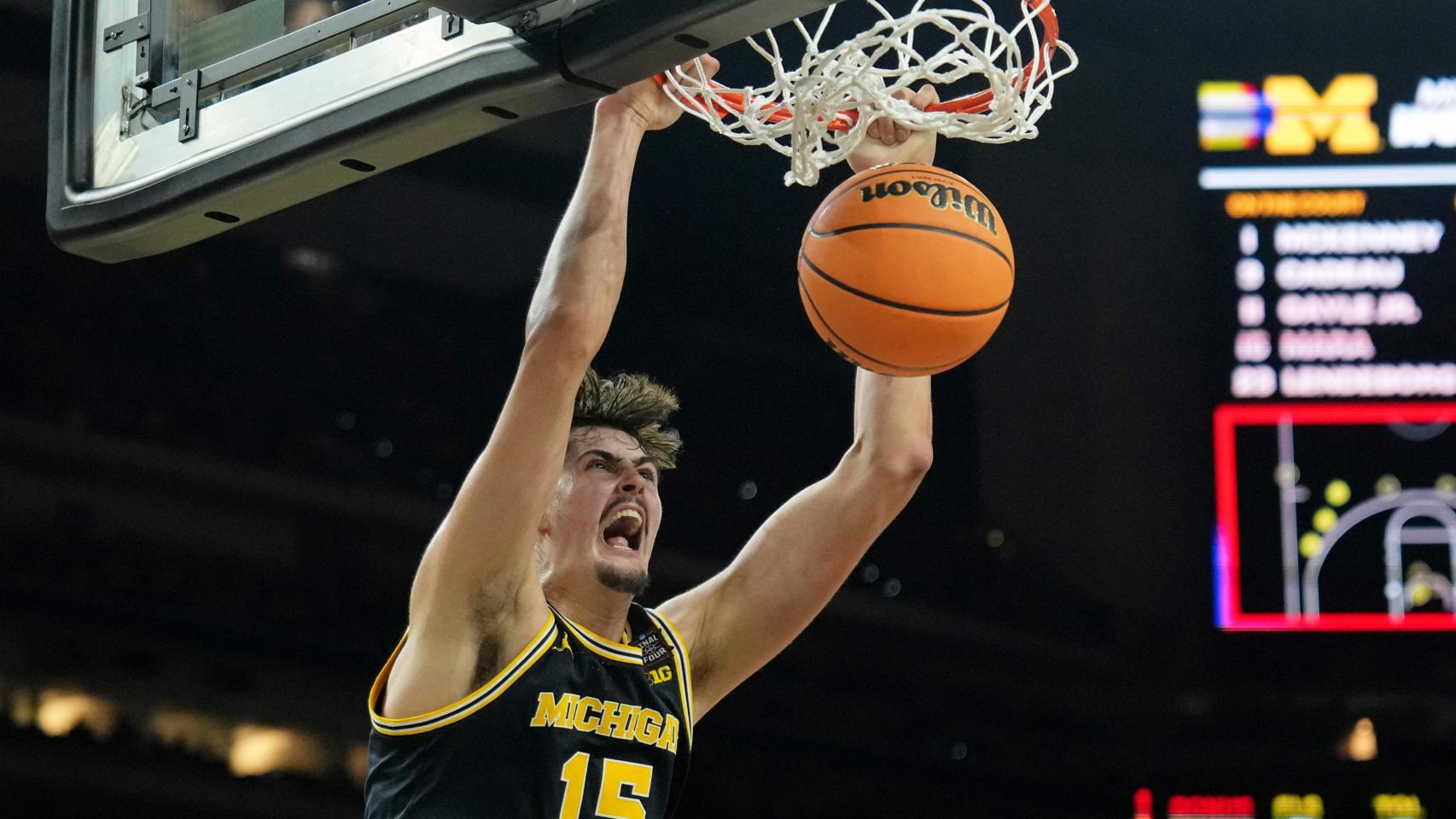 Aday Mara machaca el aro en el partido de la semifinal de la NCAA.