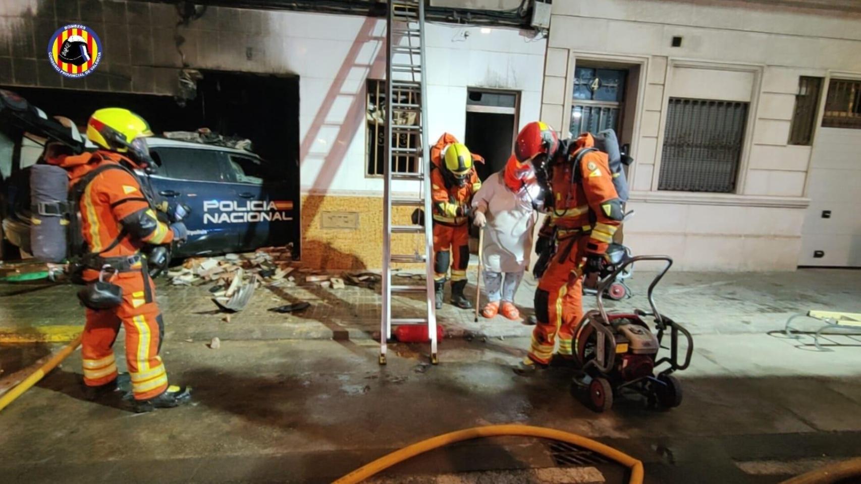 Los bomberos sofocan un incendio en una vivienda de Alaquàs.