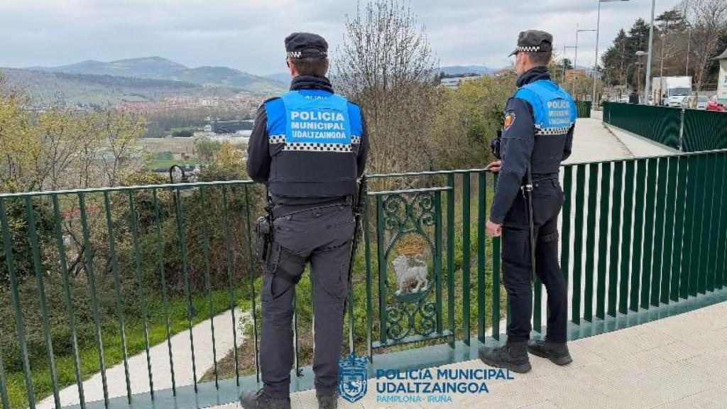 Dos agentes de la Policía Municipal de Pamplona.