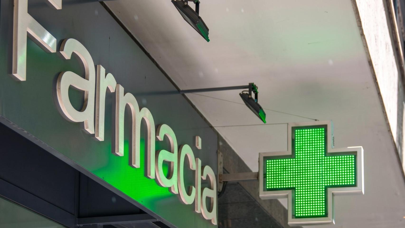Fachada y cruz verde de una farmacia