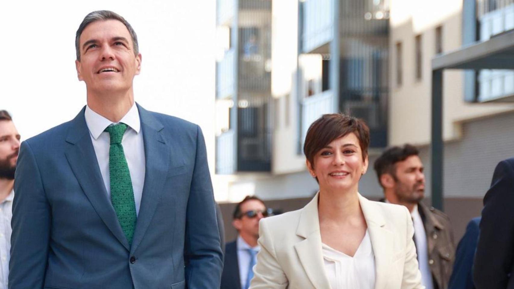 Pedro Sánchez, presidente del Gobierno, junto a Isabel Rodríguez, ministra de Vivienda