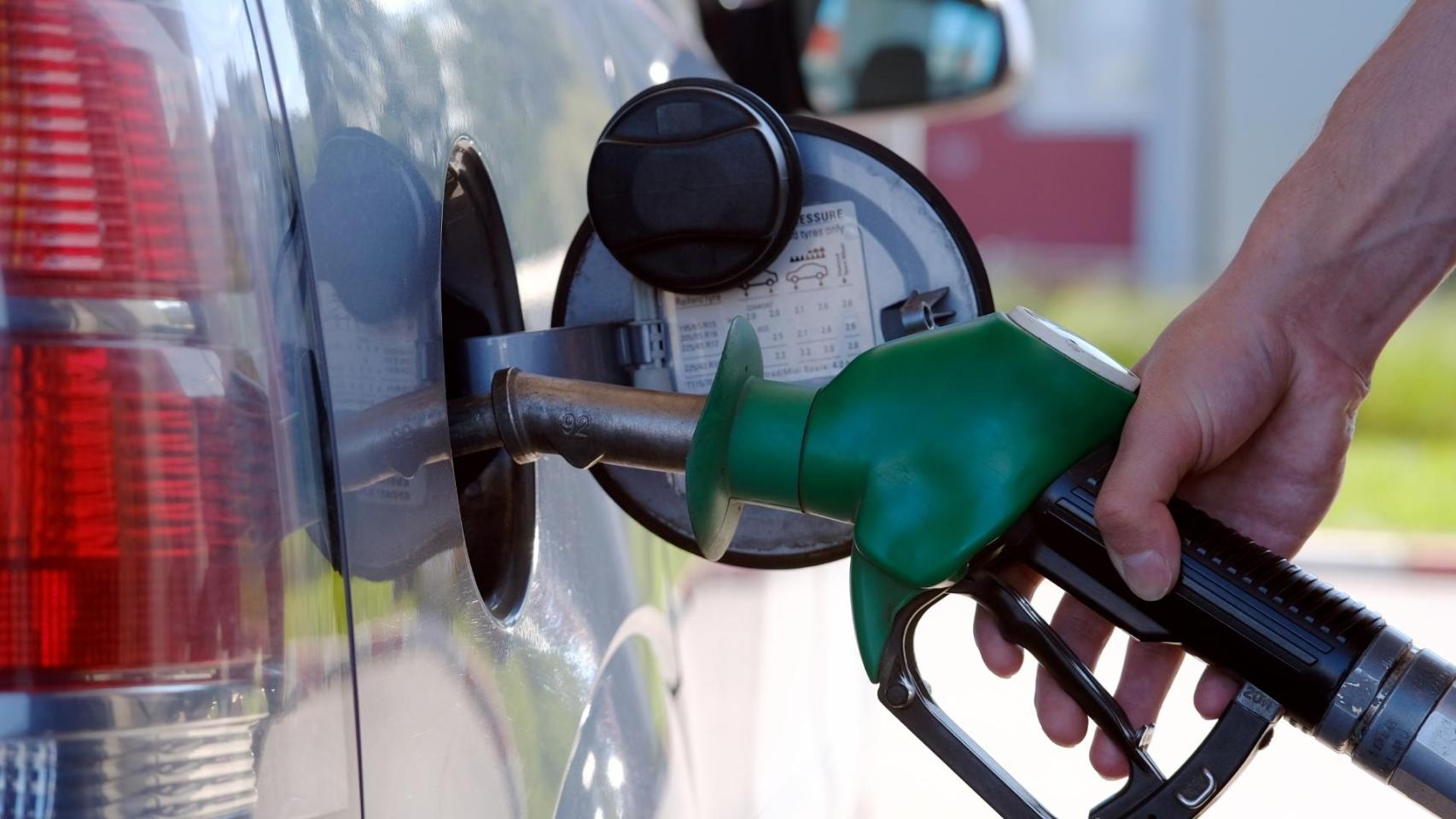 Una persona reposta gasolina