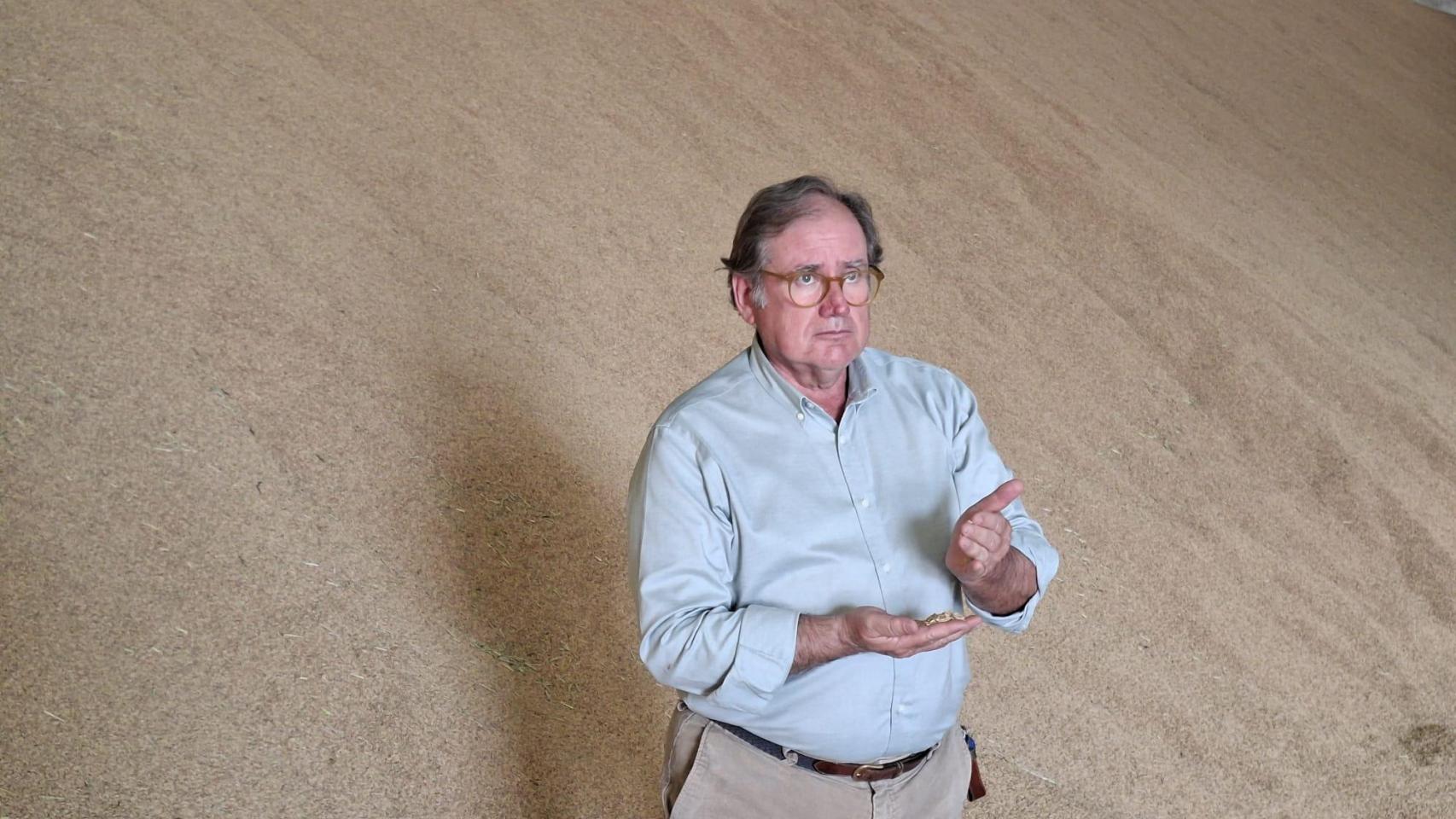 Álvaro Grau, presidente de la Cooperativa de Arroceros del Bajo Guadalquivir, con los 11.000 kilos que tienen sin vender.