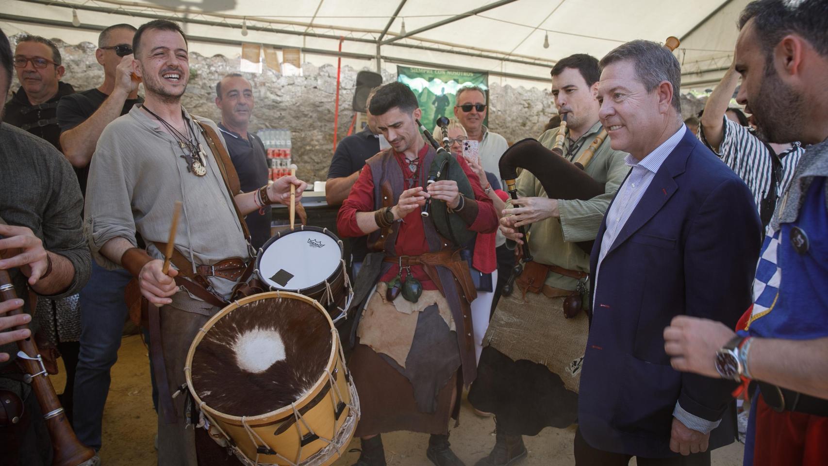 Page se da un baño de masas en Oropesa: las fotos del domingo medieval del presidente de Castilla-La Mancha