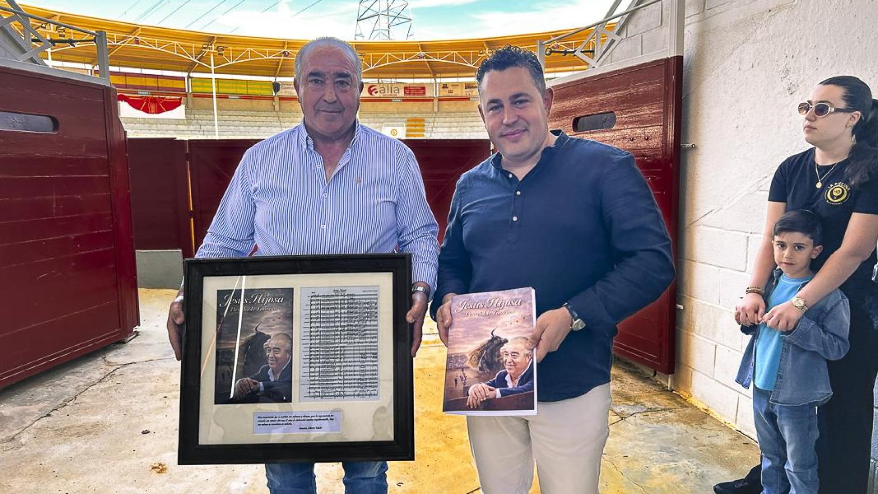 Jesús Hijosa recibiendo el pasodoble que se ha hecho en su honor.