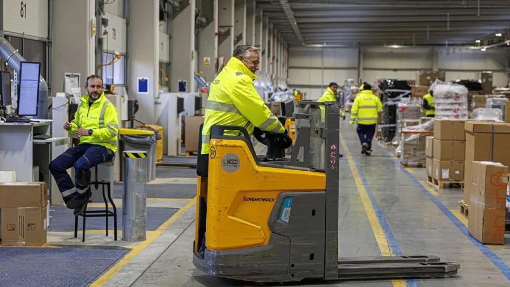 Trabajadores en una empresa logística en Zaragoza.