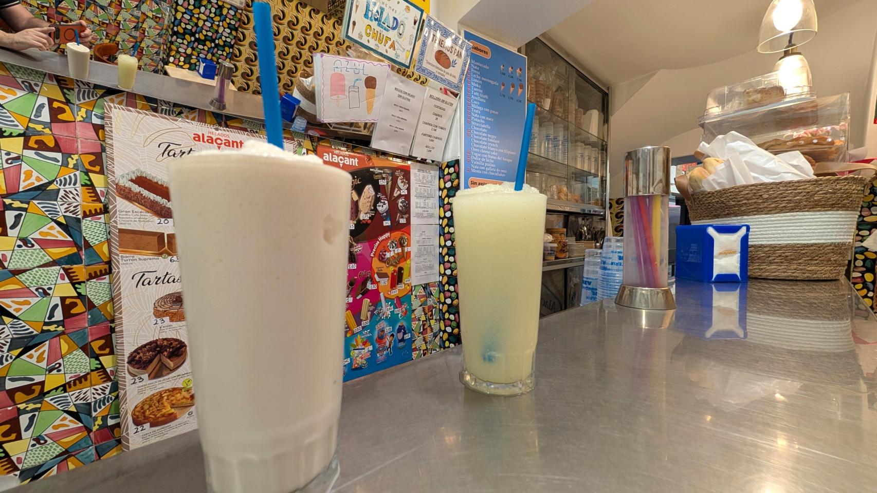 Una horchata y un granizado de limón en la mítica Horchatería Azul de Alicante.