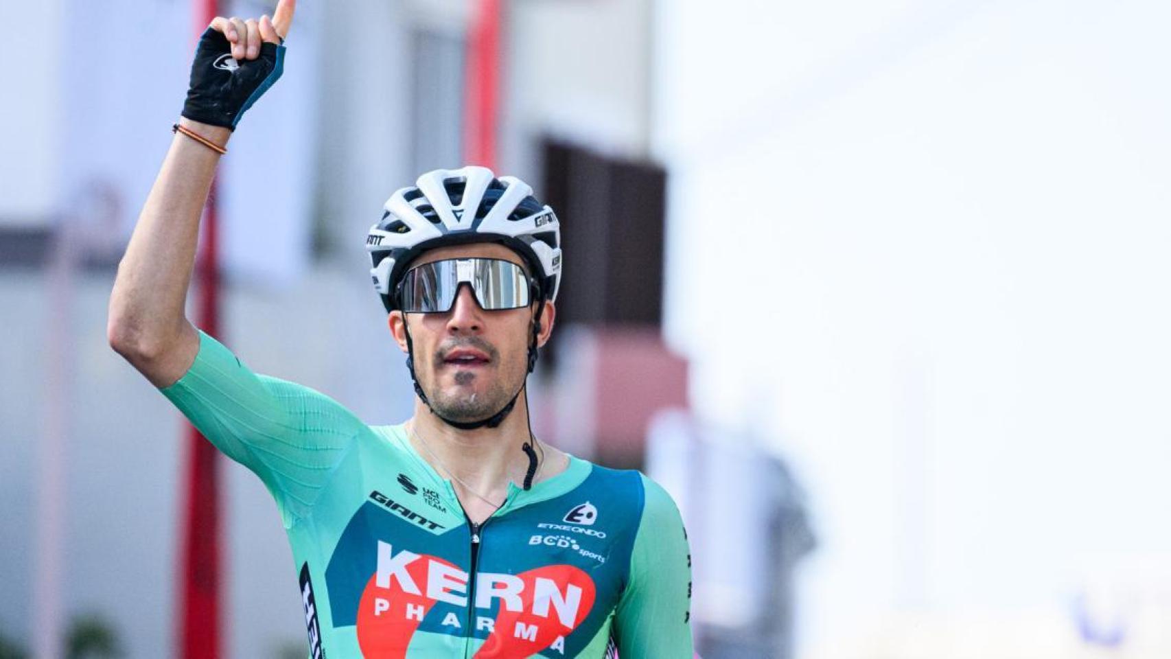 Iván Cobo, ciclista de Kern Pharma, celebra su victoria en Grecia.