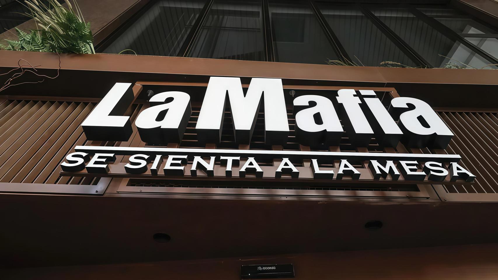 Un rótulo de 'La Mafia se sienta a la mesa'.