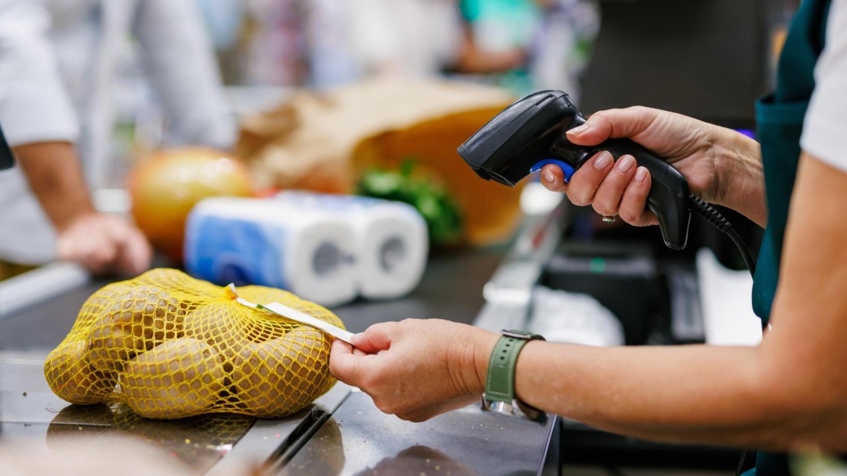Una cajera en un supermercado