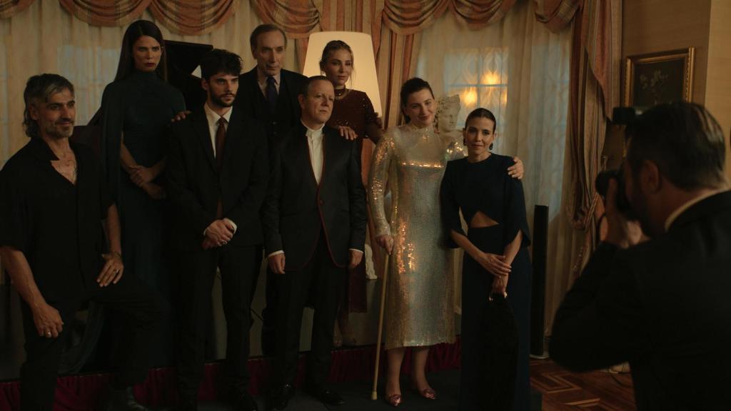 El reparto de 'El Homenaje' en uno de los clips de SkyShowtime.