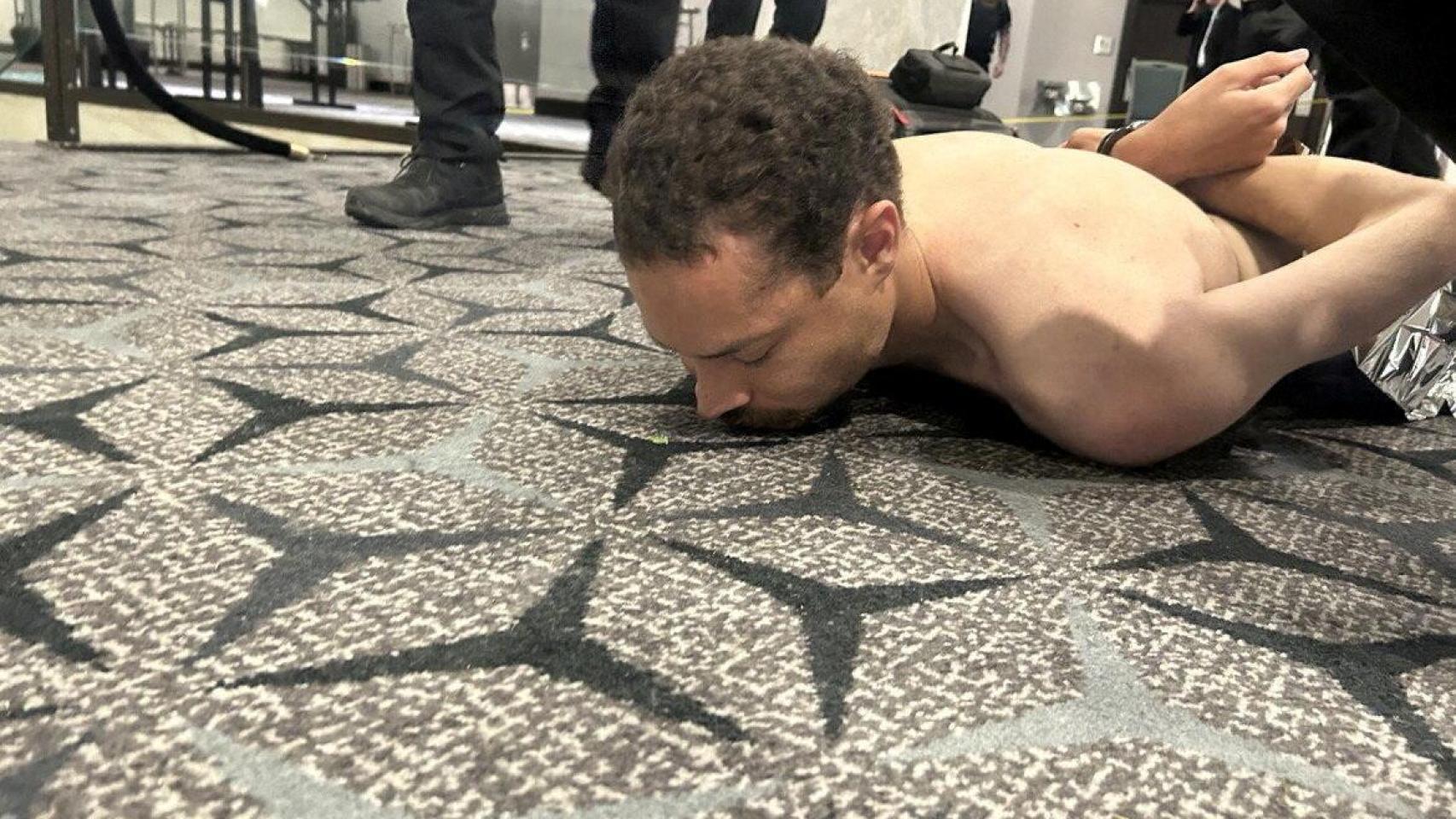 Agentes del orden público detienen a Cole Tomas Allen, sospechoso del tiroteo ocurrido durante la cena de la Asociación de Corresponsales de la Casa Blanca, en Washington.