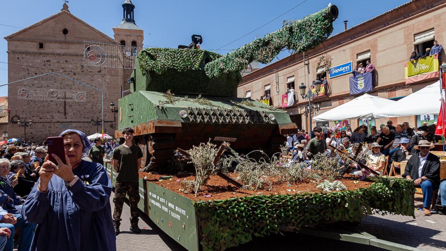 Miles de morachos y visitantes disfrutan de las carrozas de la Fiesta del Olivo