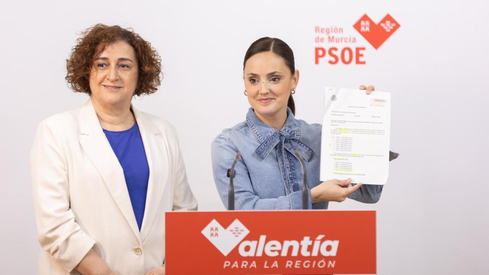 La diputada socialista Irene Jódar muestra ante los medios el documento oficial con el desglose de los más de 240 millones de euros recibidos por la Región de Murcia para vivienda