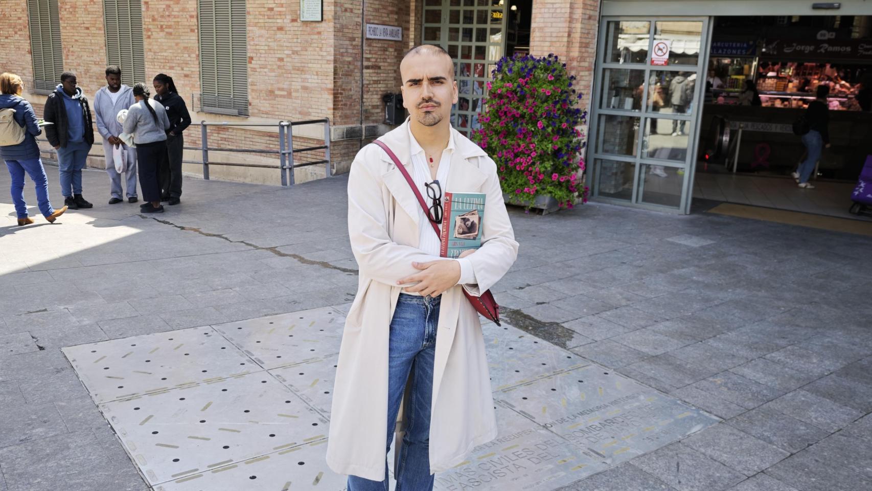 Luis Sala, ante la instalación que recuerda el bombardeo al Mercado Central durante la Guerra Civil.