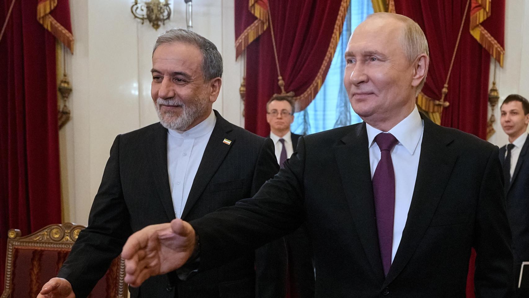 El presidente ruso Vladímir Putin y el ministro de Asuntos Exteriores iraní Abás Araqchi asisten a una reunión en la Biblioteca Presidencial Boris Yeltsin en San Petersburgo.