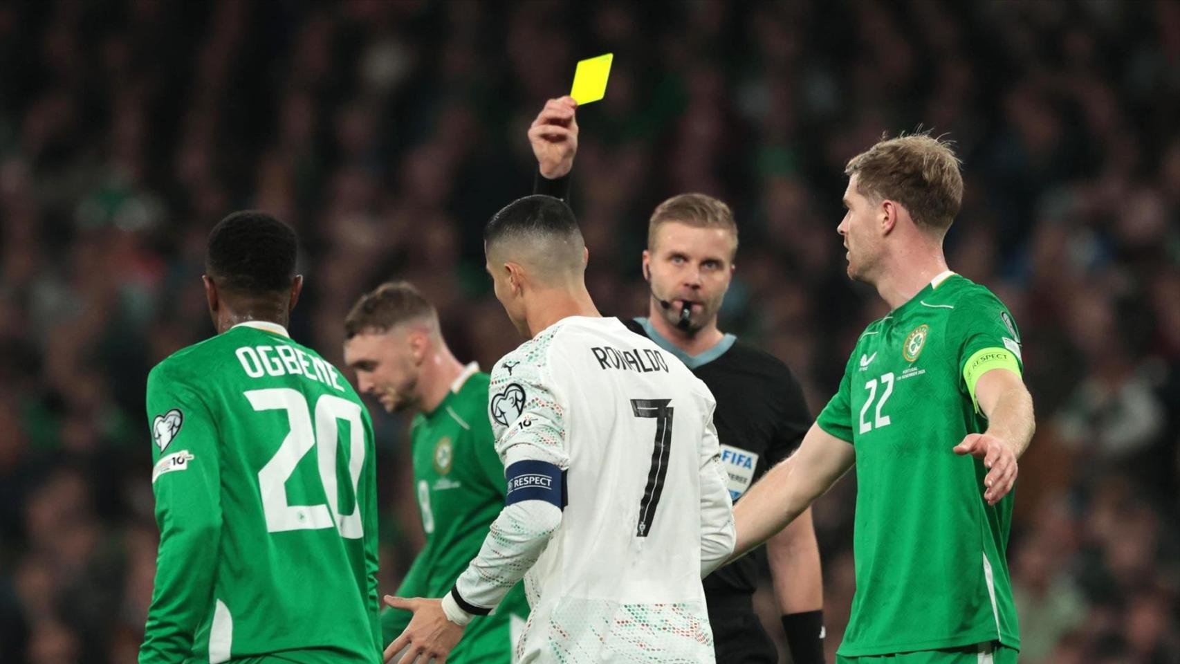 Un árbitro sacando tarjeta amarilla ante la mirada de Cristiano Ronaldo