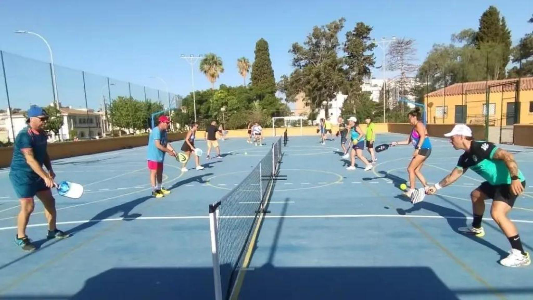 Imagen de una partida de pickleball, un deporte accesible que pueden practicar personas de todas las edades