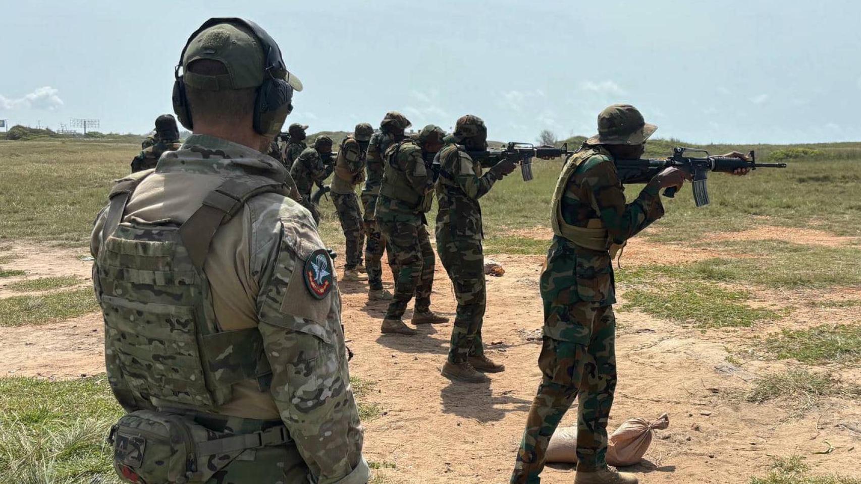 Soldados de Ghana durante una instrucción de tiro con militares españoles