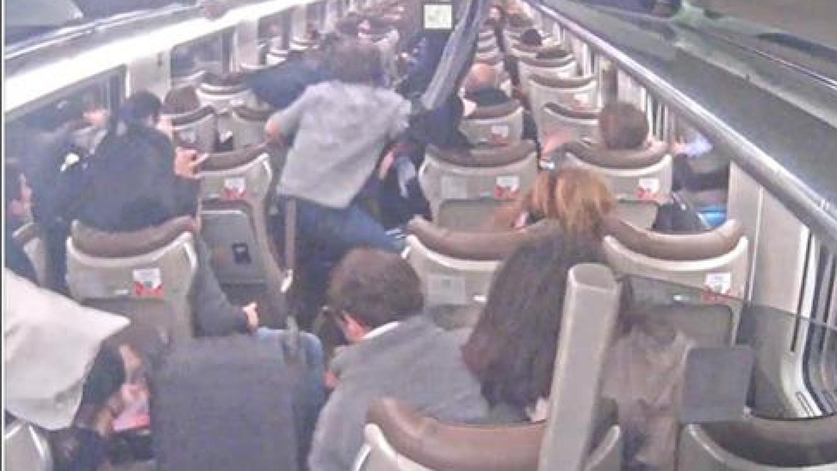 Interior del interior del tren Iryo cuando se cruza con el tren Alvia a las 19:43:39 horas.