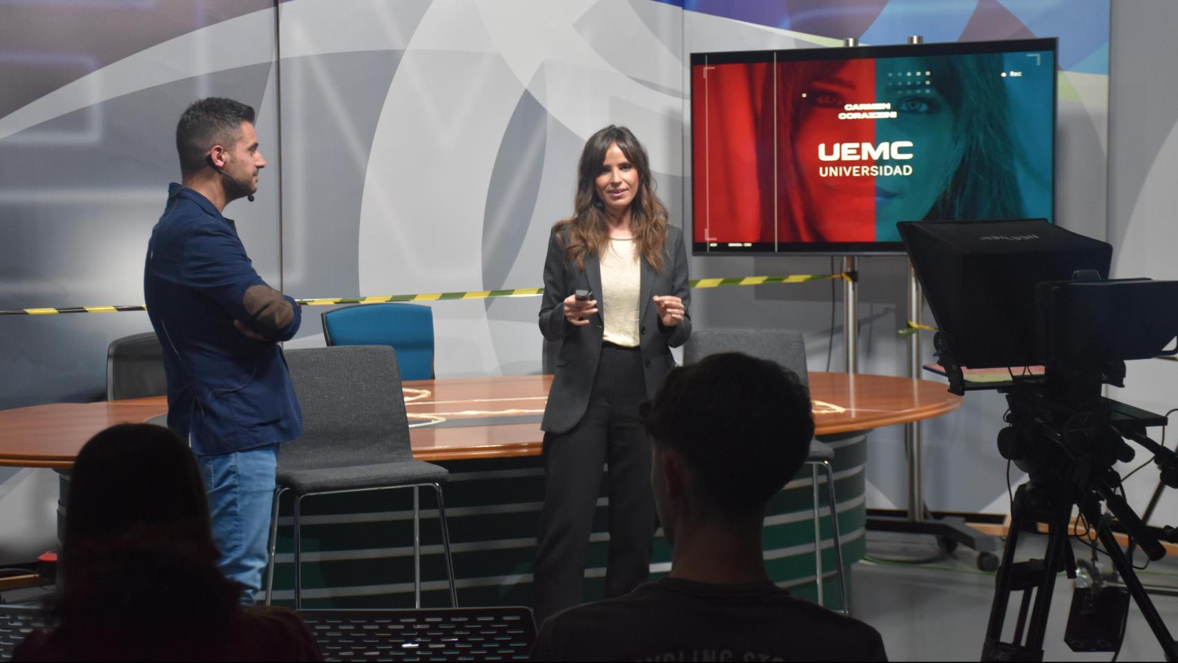 El profesor de la UEMC Miguel Ángel Díaz y la periodista Carmen Corazzini durante la 'masterclass' de este martes en el plató de cine y televisión de la Universidad Europea Miguel de Cervantes