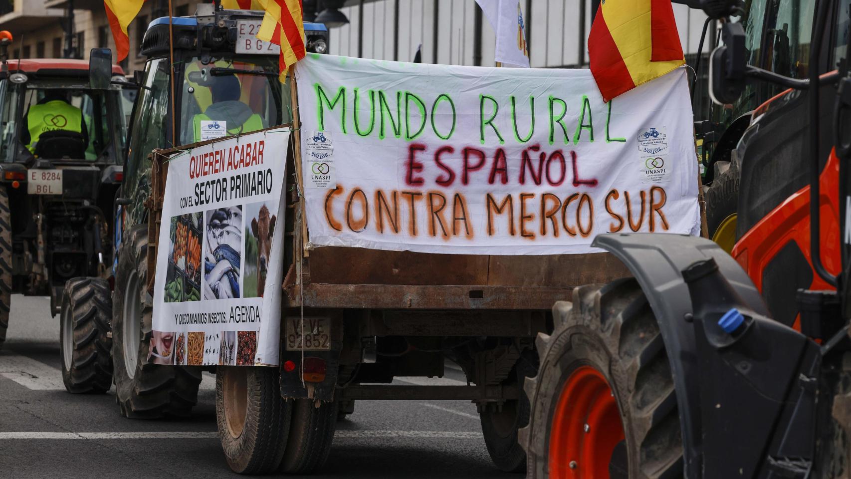 Varios tractores durante una protesta contra el acuerdo UE-Mercosur en Valencia.