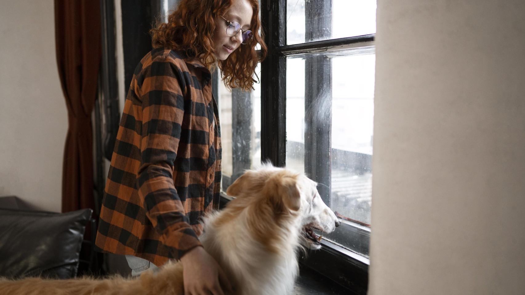 Una mujer y un perro. 
