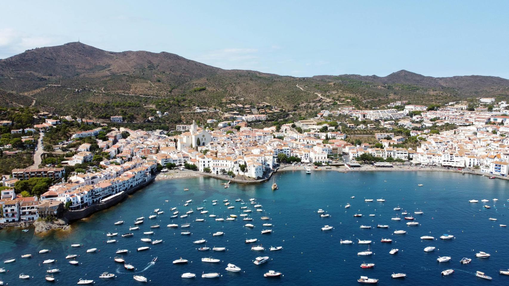El pueblo de Cadaqués desde las alturas. 