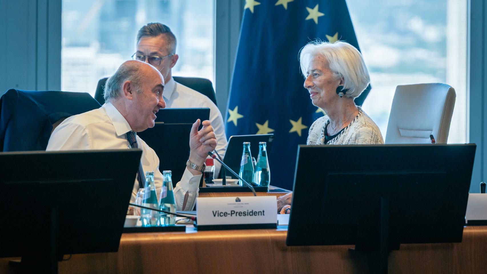 La presidenta Christine Lagarde conversa con Luis de Guindos durante la reunión del Consejo de Gobierno del BCE este jueves en Fráncfort