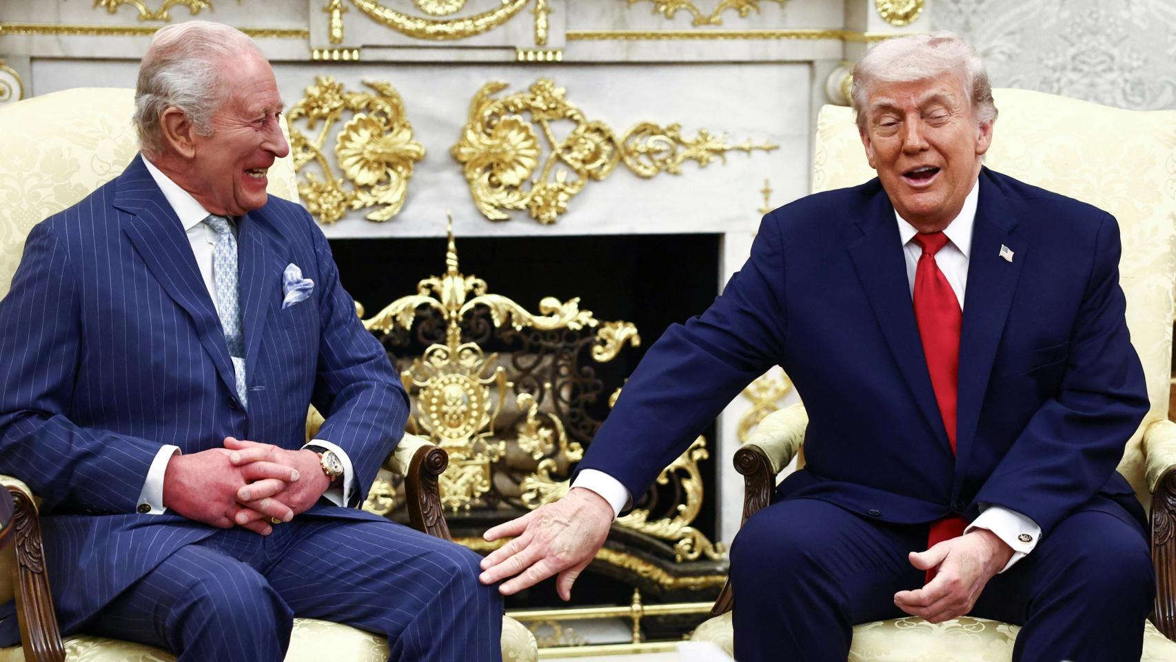 El rey Carlos III y el presidente Donald Trump bromean durante la recepción en el despacho oval.
