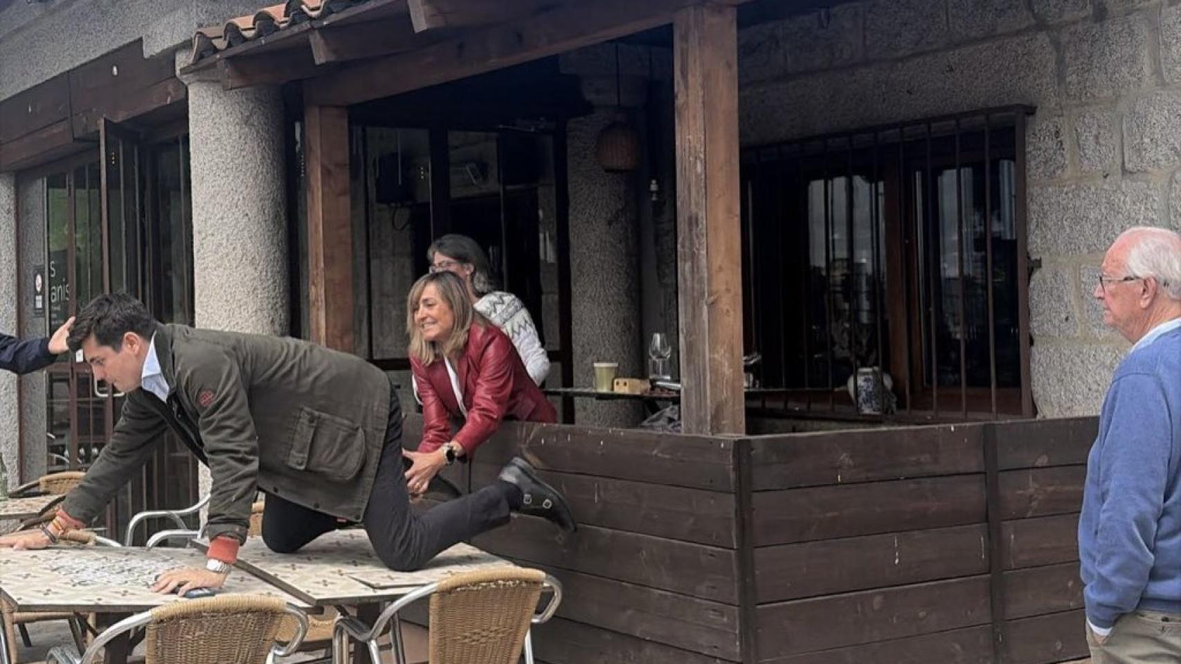 Quiles esperó en la barra del restaurante hasta que Begoña Gómez salió a la terraza a hacer la sobremesa con su amiga de toda la vida y su coordinadora de cátedra. Luego, tuvo que escapar saltando para continuar con su interrogatorio.