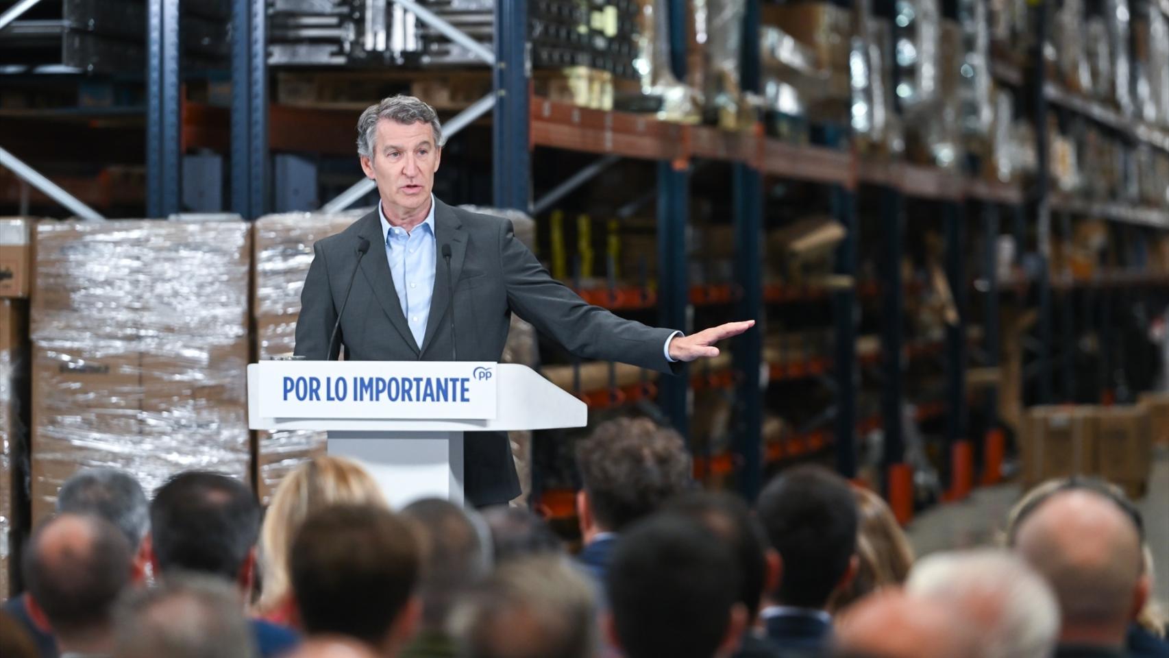 El líder del PP, Alberto Núñez Feijóo, el pasado día 21 en una fábrica en Getafe (Madrid).