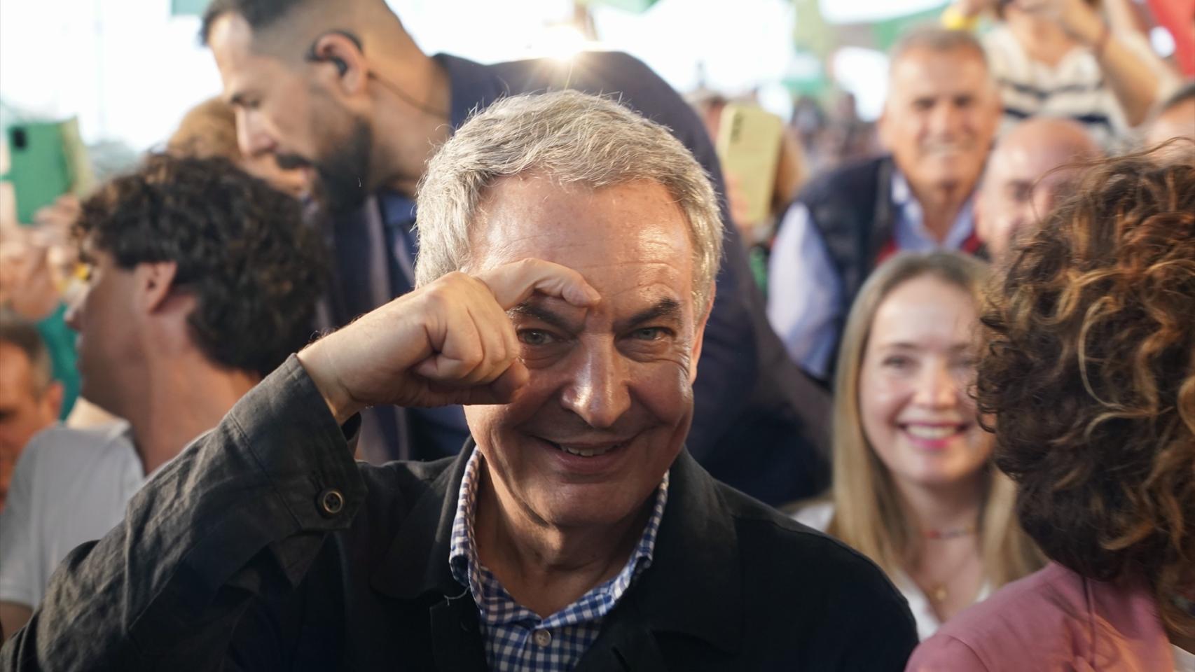 El expresidente del Gobierno, José Luis Rodríguez Zapatero, participa en un acto de campaña en Cártama (Málaga).