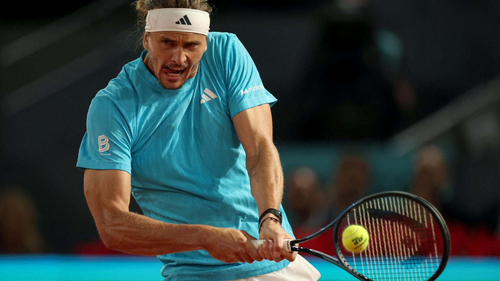 Zverev golpea la pelota durante el partido ante Blockx.